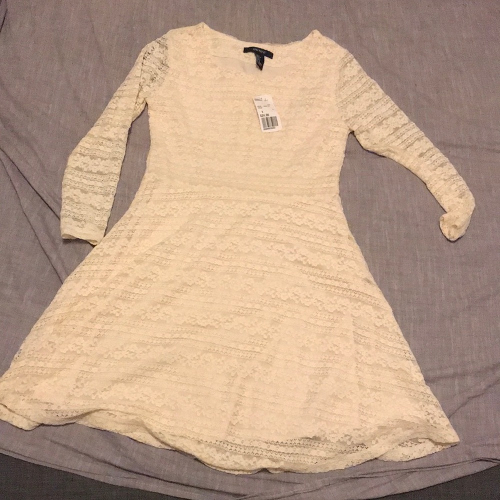 NWT// Forever 21 lace dress— short le cream Size S